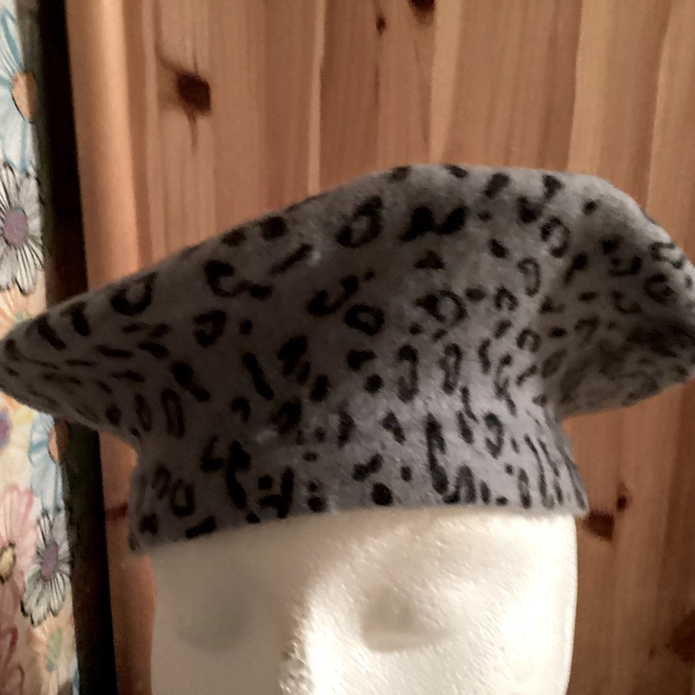 Leopard print black and grey beret